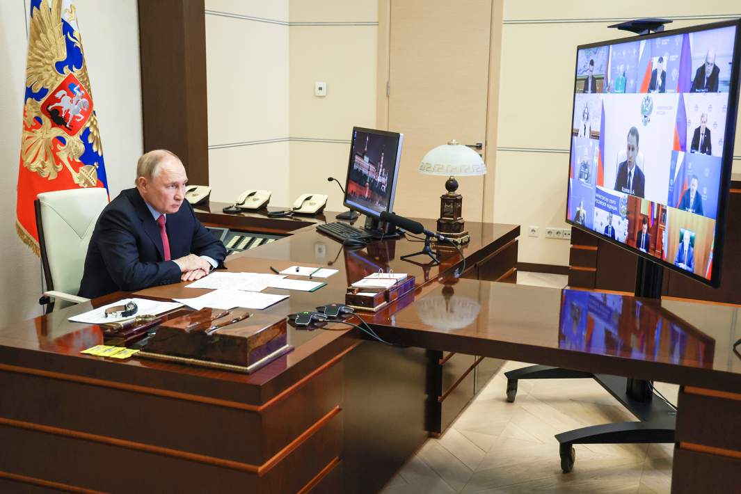 Президент РФ Владимир Путин в режиме видеоконференции проводит совещание с членами правительства РФ