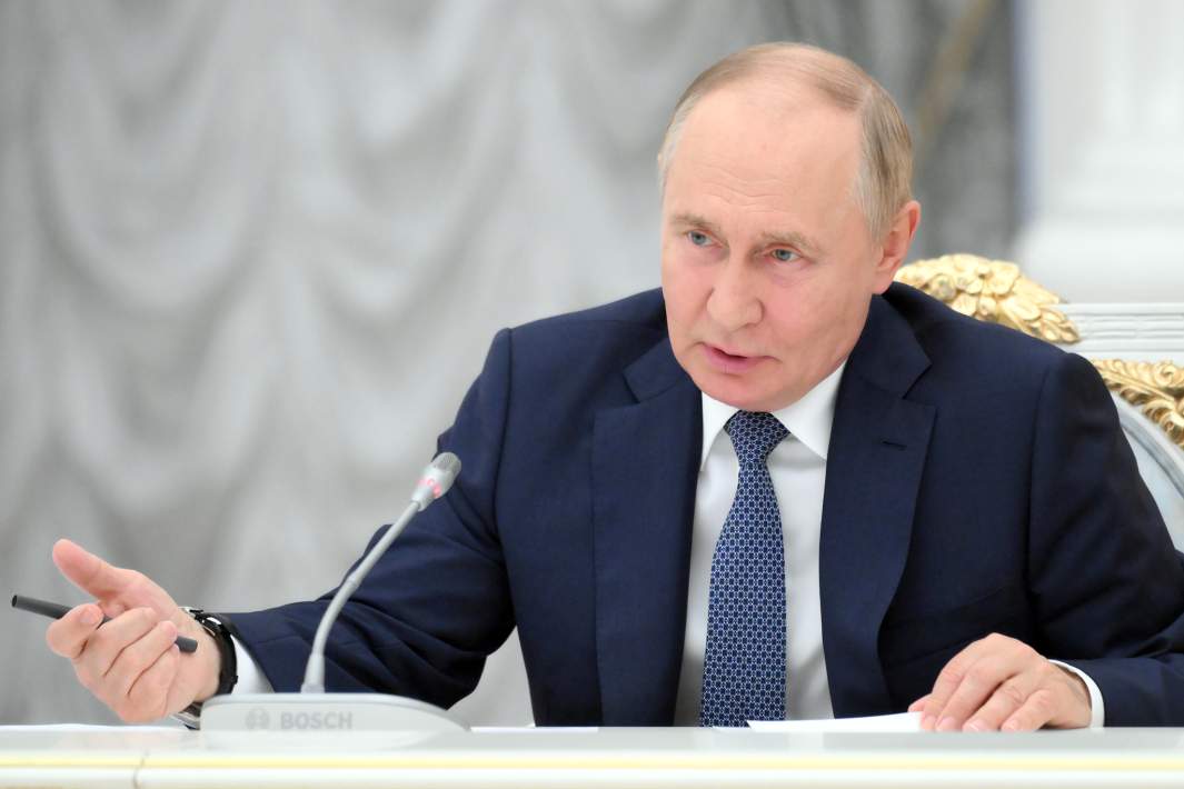 Президент РФ Владимир Путин поводит совещание по вопросам социально-экономического развития новых субъектов РФ