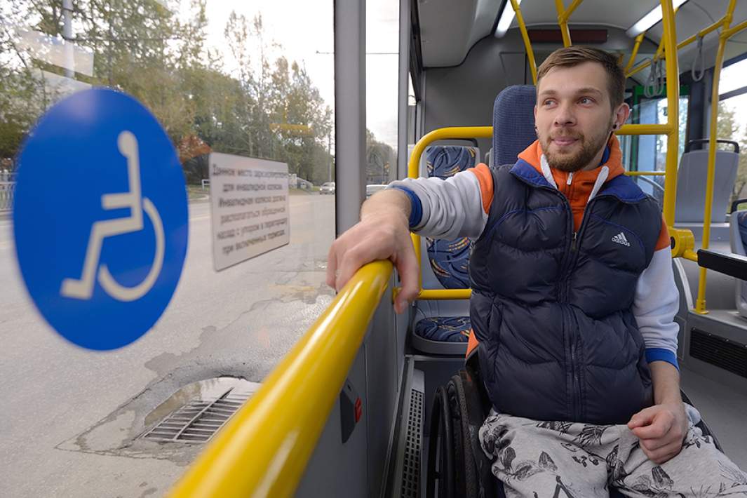  Житель города в автобусе, оборудованном местом для инвалидных колясок
