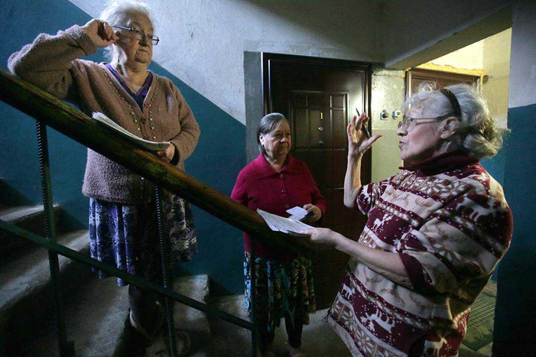 Женщины снимают показания счетчиков на оплату коммунальных услуг