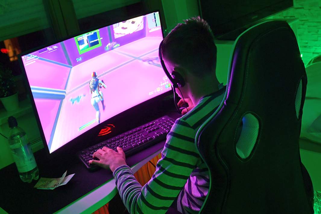 Подросток играет в компьютерную игру