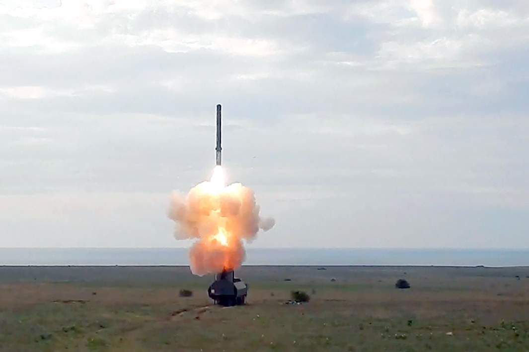 Пуск высокоточной ракеты «Оникс» расчетом дивизиона берегового ракетного комплекса «Бастион» с побережья Черного моря по объектам военной инфраструктуры ВСУ.