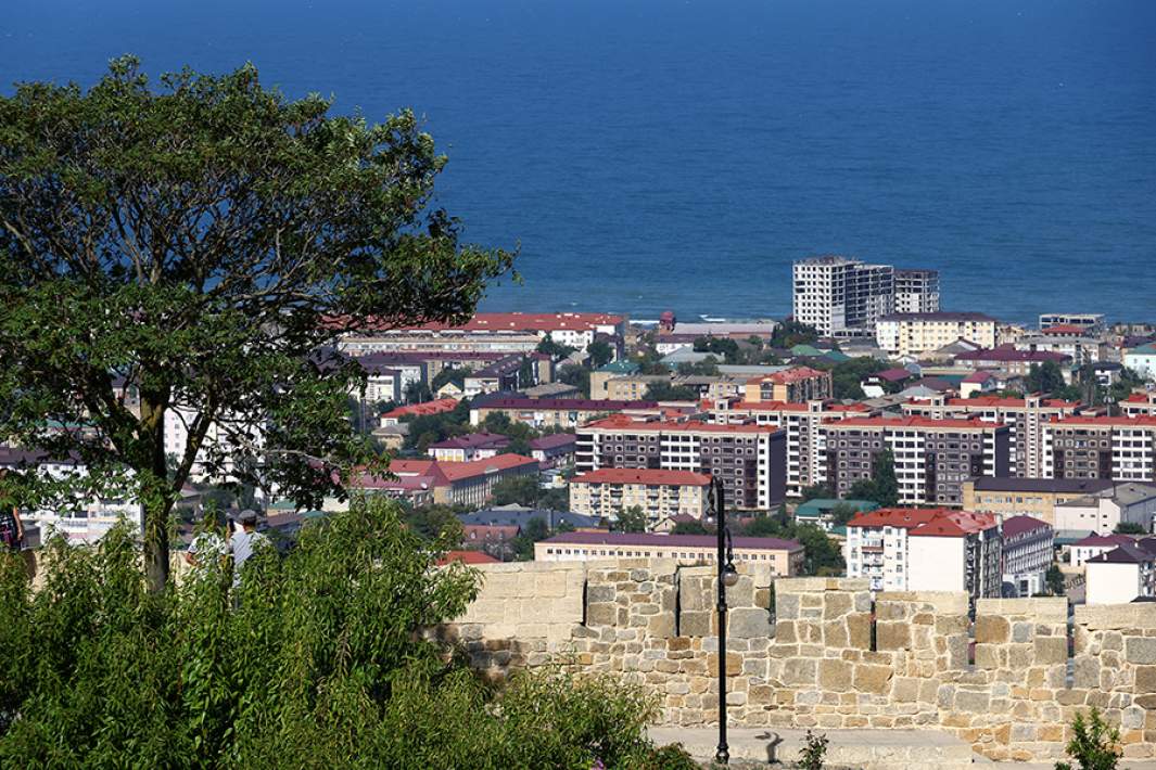 вид на Каспийское море в Дагестане и новые жилые дома и квартиры