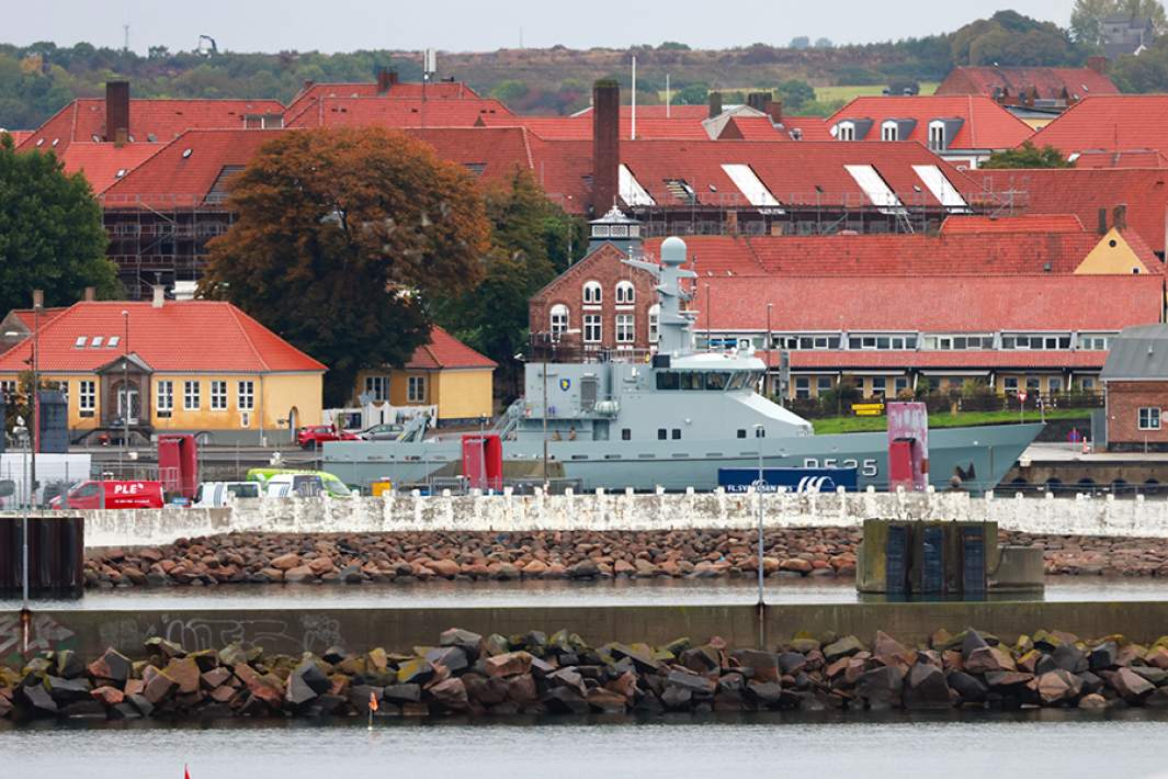 Датский военный корабль в порту Рённе на острове Борнхольм