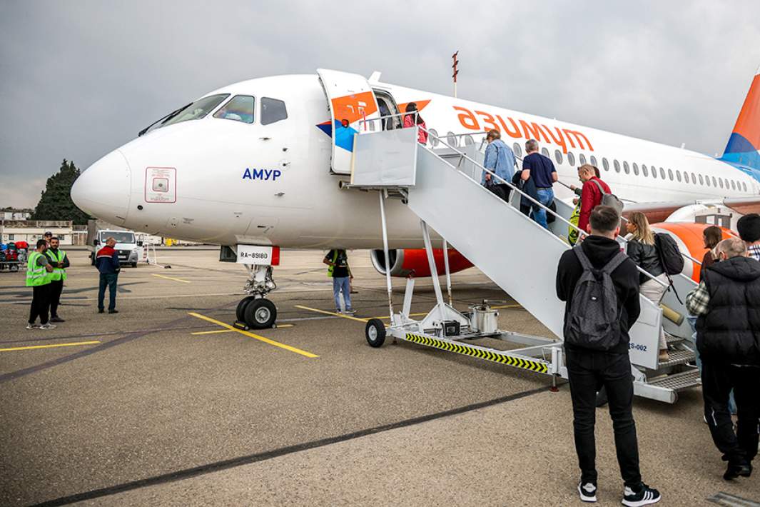 Пассажиры у самолета российской компании «Азимут» в аэропорту Тбилиси. 20 мая 2023 года