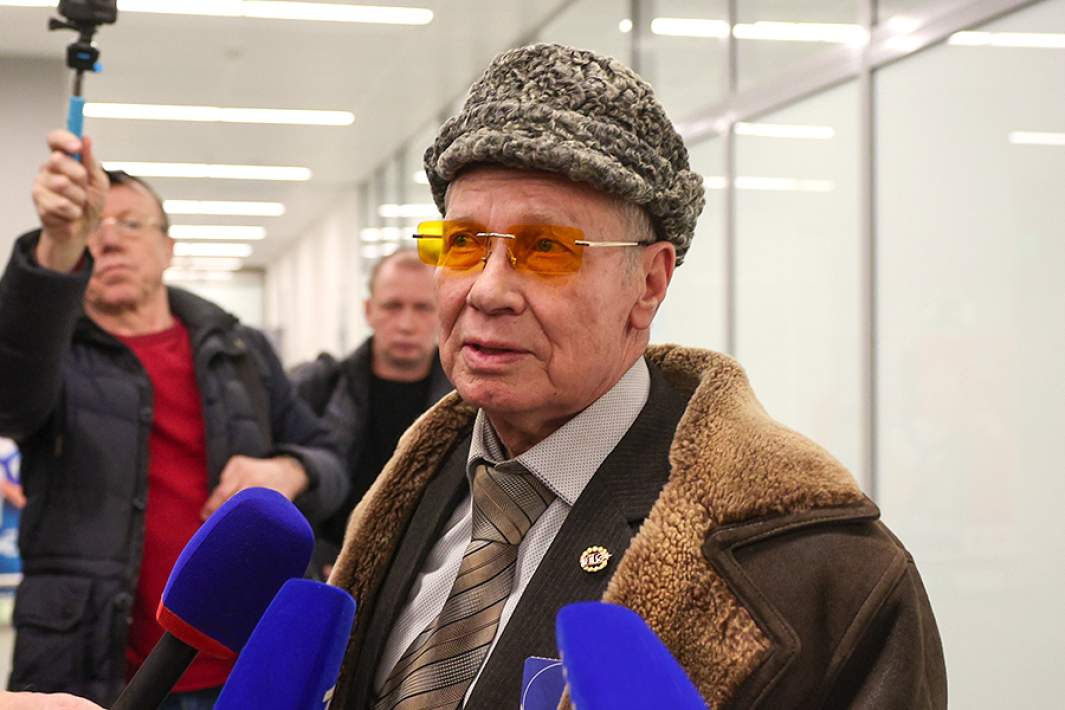 Военный пенсионер Борис Катков, депортированный с территории Латвии, во время общения с прессой в аэропорту Храброво