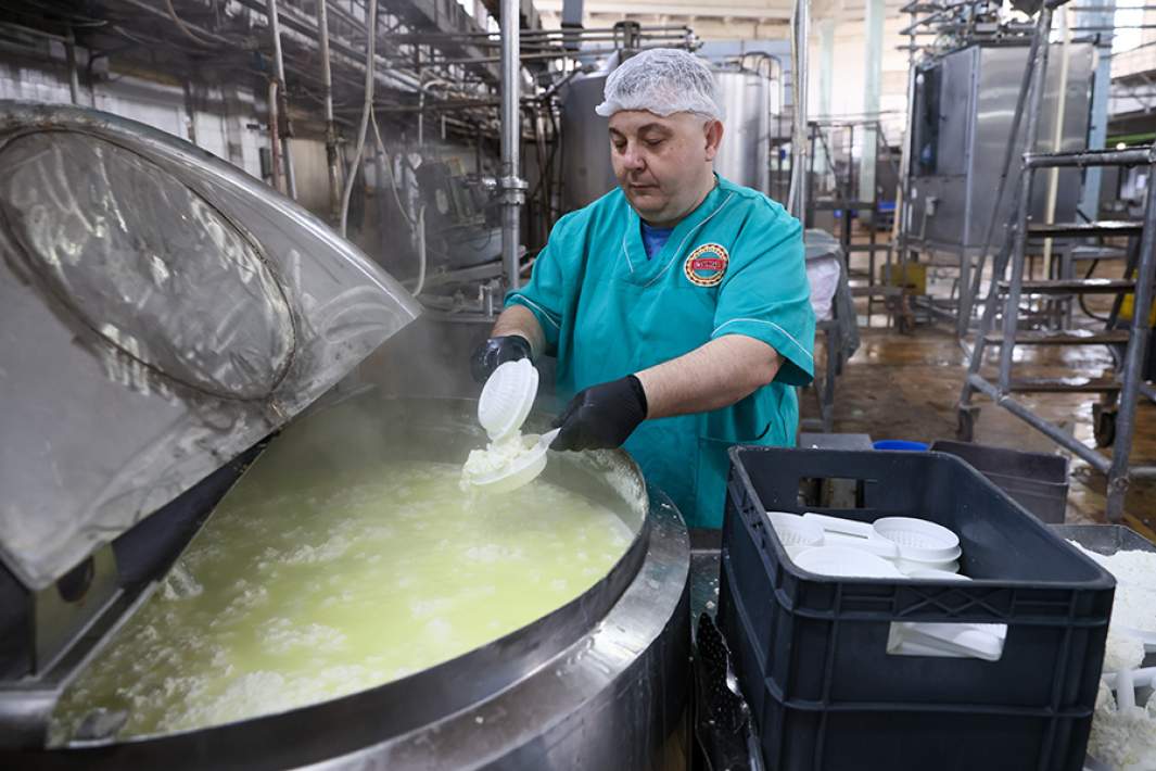 Сотрудник в цехе на территории молочного завода в Луганске