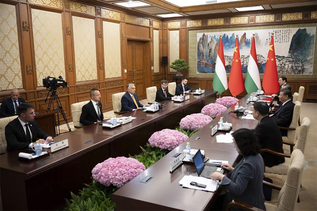 Председатель КНР Си Цзиньпин (третий справа) и премьер-министр Венгрии Виктор Орбан (третий слева) во время встречи в государственном гостевом доме Дяоюйтай