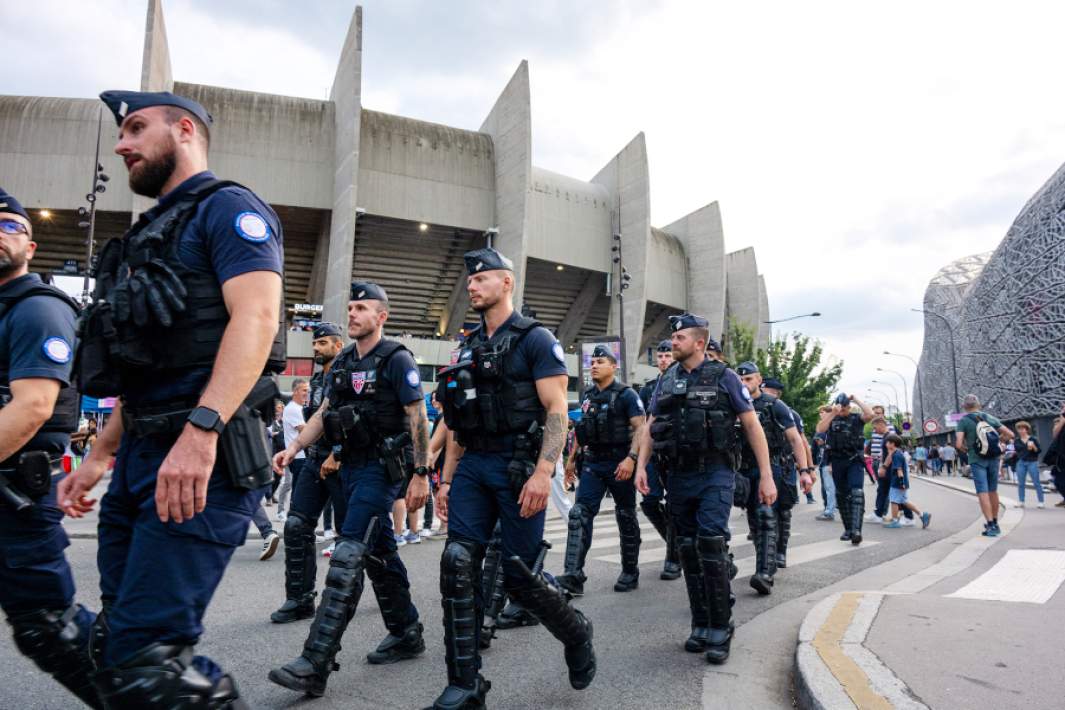 Полиция Франции перед футбольным стадионом Олимпийские игры – 2024 в Париже