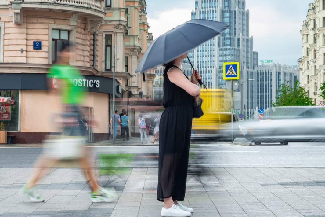 Женщина с зонтом в Москве