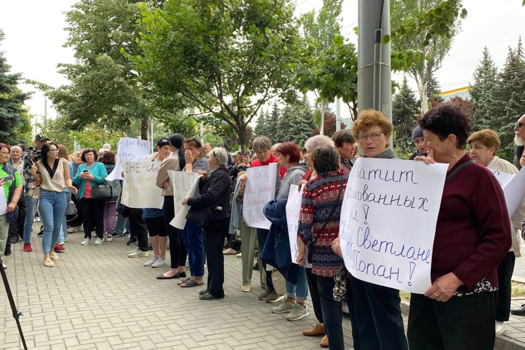 Люди с плакатами возле здания районного суда, где проходит судебное заседание по делу о причастности главы Гагаузской автономии Молдавии Евгении Гуцул к незаконному финансированию запрещенной в Молдавии партии «Шор»