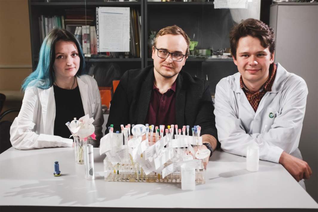 инженер-исследователь Валентина Соборнова, заведующий лабораторией д.ф.-м.н. Илья Ходов, младший научный сотрудник Константин Белов