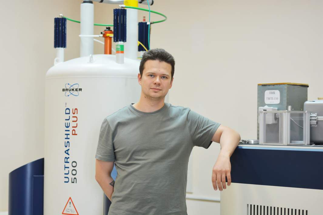 Младший научный сотрудник Константин Белов с ЯМР спектрометром Bruker Avance III, задействованным в проведении исследований