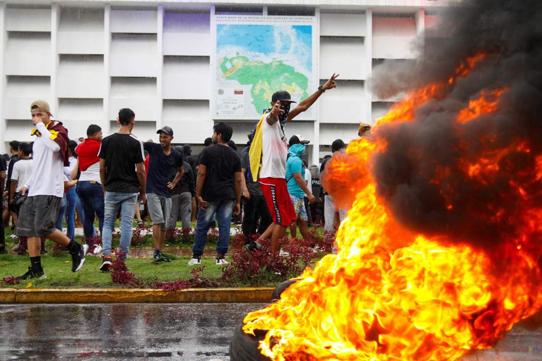 Сторонники венесуэльской оппозиции во время массовых беспорядков в городе Пуэрто-ла-Крус