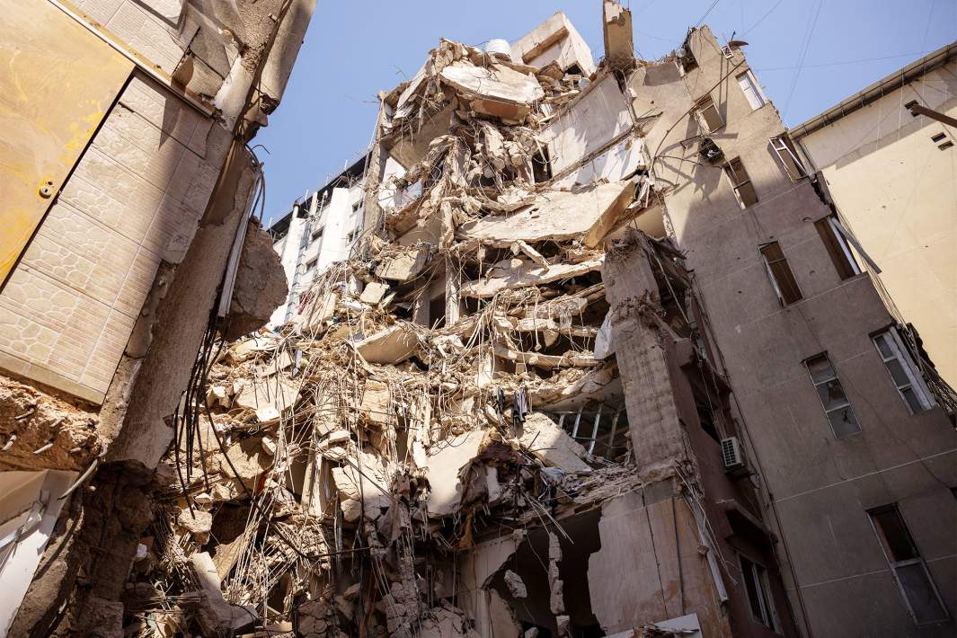 Вид на поврежденное место, где главный командир Хезболлы Фуад Шукр был убит после израильского удара 30 июля