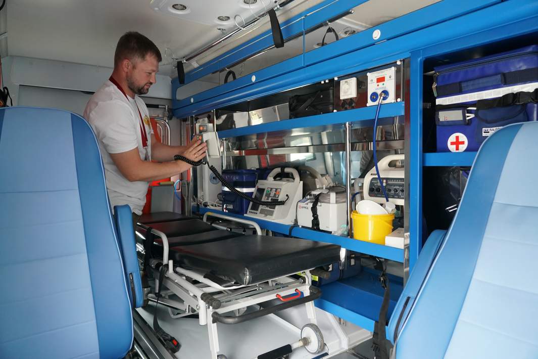 Дефибриллятор в автомобиле скорой помощи