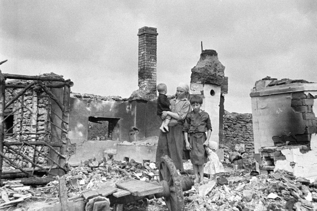 Мирные жителМирные жители — женщины и дети — на пепелище родного дома в селе Богодухово Свердловского района после боев на Курской дуге