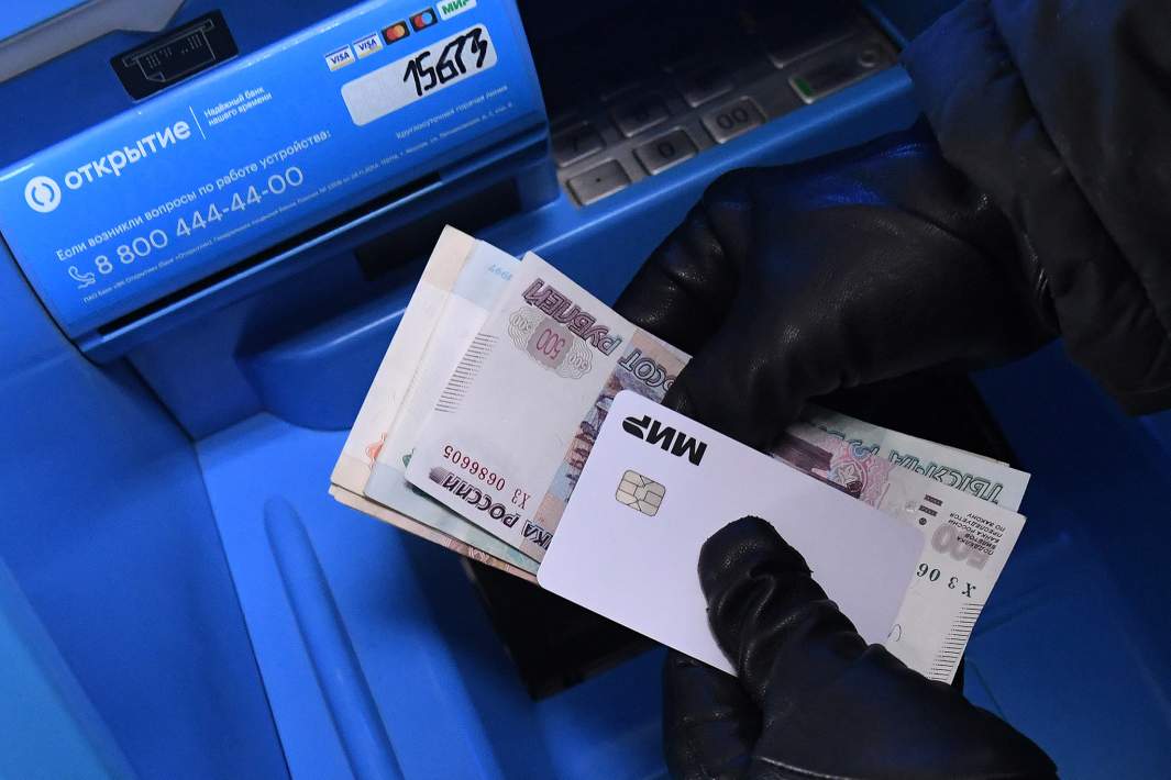 Снятие денег с банкомата Снятие денег с банкомата