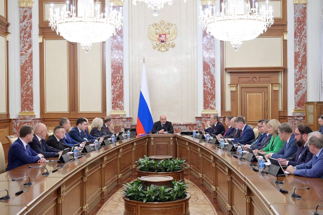 Председатель правительства РФ Михаил Мишустин проводит совещание с членами кабинета министров РФ