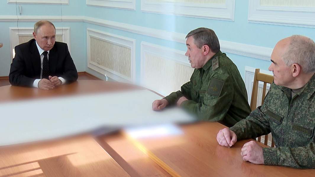 Президент РФ Владимир Путин проводит встречу с руководством Объединенной группировки войск и принимает доклады начальника Генерального штаба Вооружённых Сил РФ Валерия Герасимова (второй слева) и начальника Главного оперативного управления Генерального штаба Сергея Рудского (справа) в одном из командных пунктов Министерства обороны