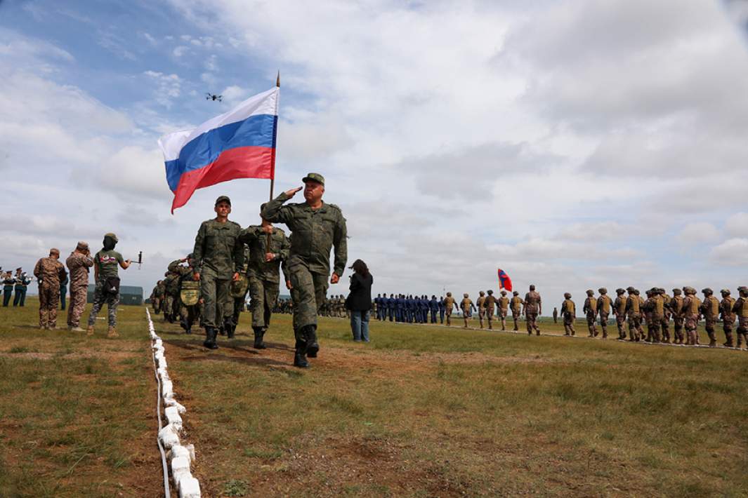 Торжественный проход войск во время российско-монгольских военных учений «Селенга-2024»