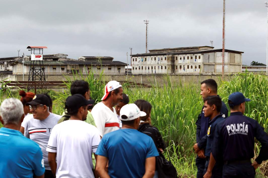 Родственники людей, задержанных во время протестов в штате Карабобо из-за спорных президентских выборов в стране, возле местной тюрьмы