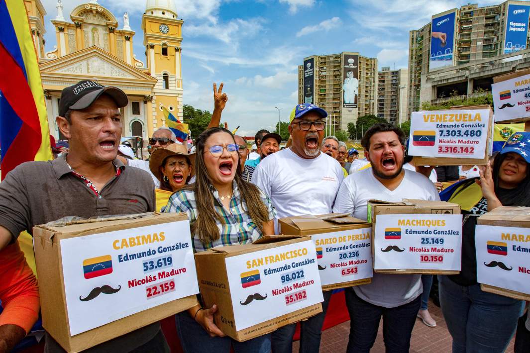 Сторонники оппозиции во время митинга в Маракайбо