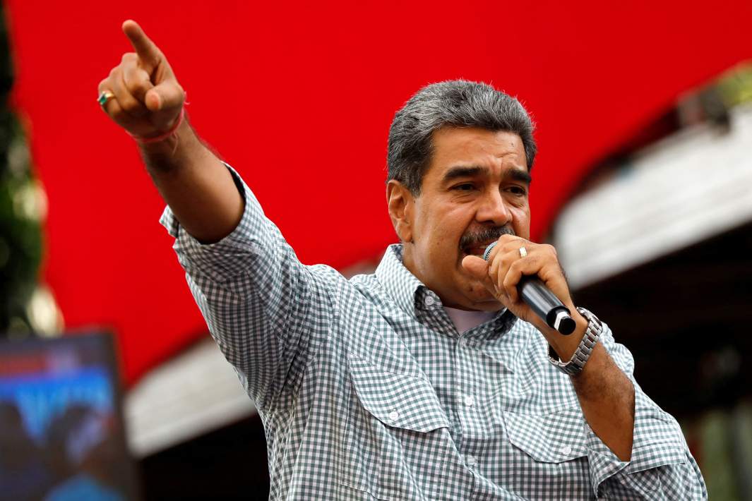 Президент Венесуэлы Николас Мадуро выступает с речью на митинге в честь результатов президентских выборов, состоявшихся в прошлом месяце, в Каракасе