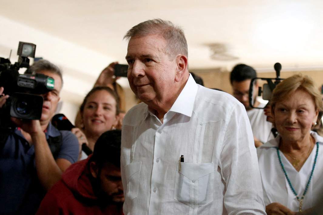 Оппозиционный политик Эдмундо Гонсалес на одном из избирательных участков Каракаса во время президентских выборов в Венесуэле. 28 июля 2024 года