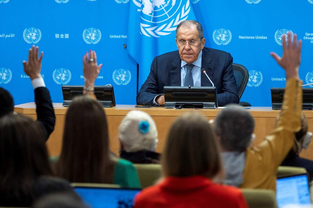Министр иностранных дел РФ Сергей Лавров выступает на пресс-конференции в рамках 79-й сессии Генеральной Ассамблеи ООН в Нью-Йорке