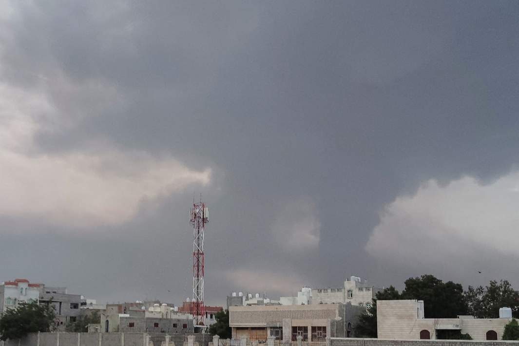 Дым над местом израильских авиаударов в портовом городе Ходейда на Красном море, Йемен