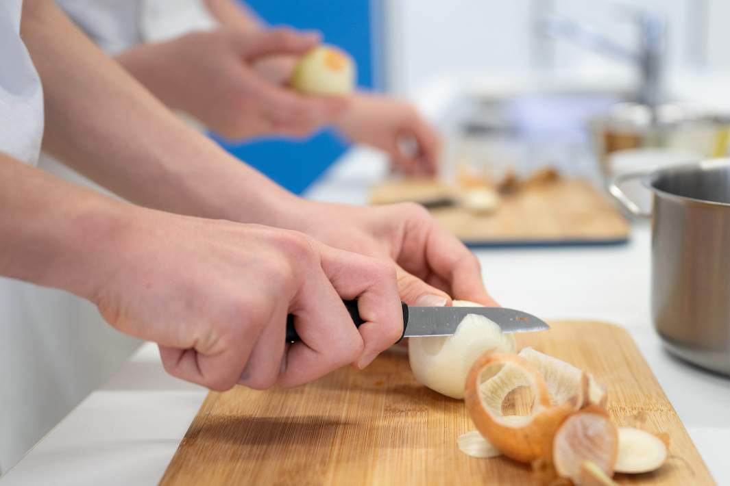 Повар в школьной столовой