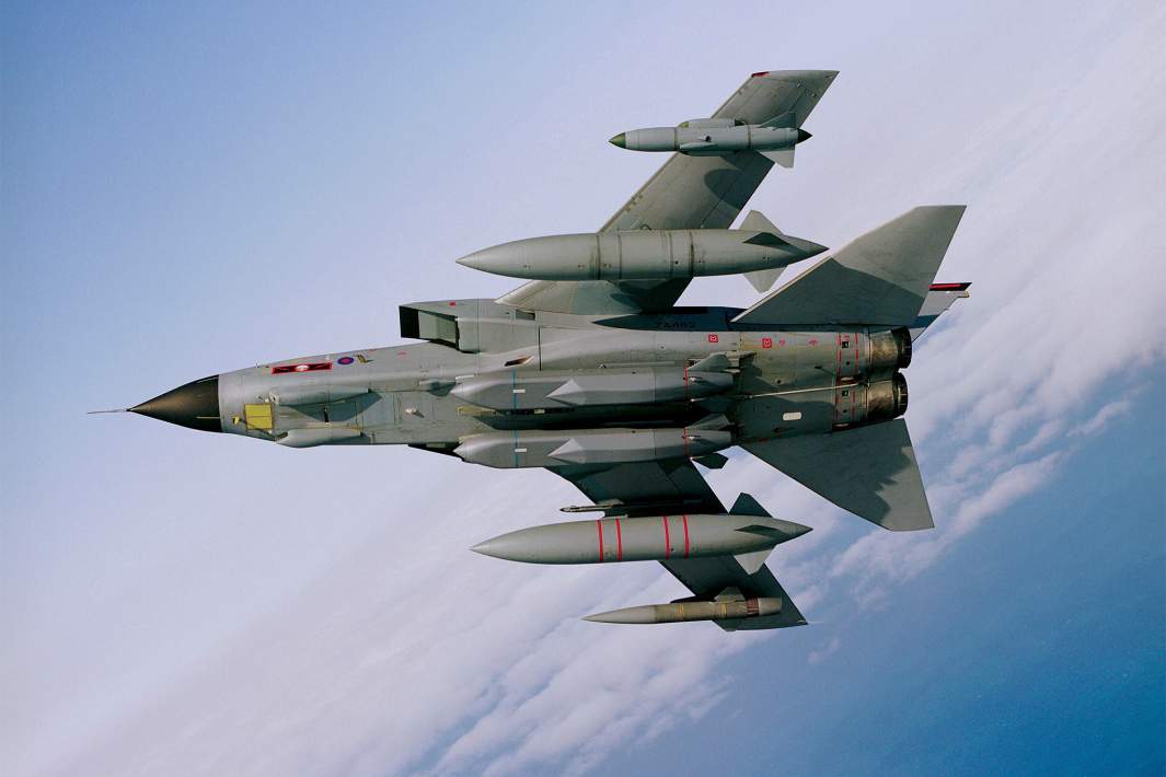 Tornado GR4 RAF несёт под фюзеляжем две ракеты Storm Shadow