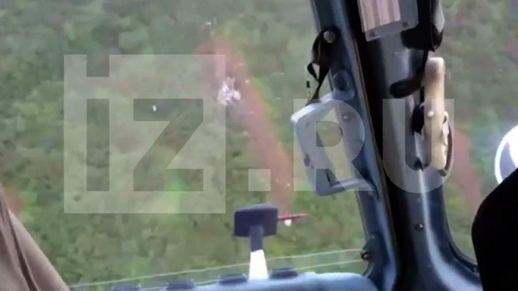 Обломки вертолета, найденные спасателями МЧС