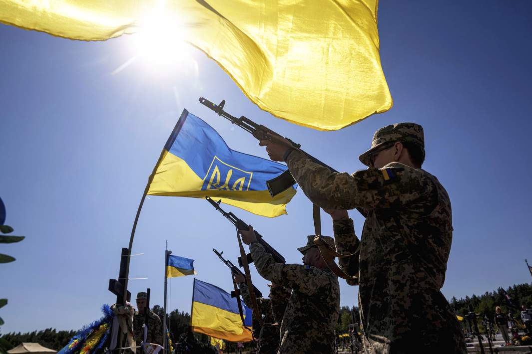 флаги украины украинские военные подняли вверх оружие 