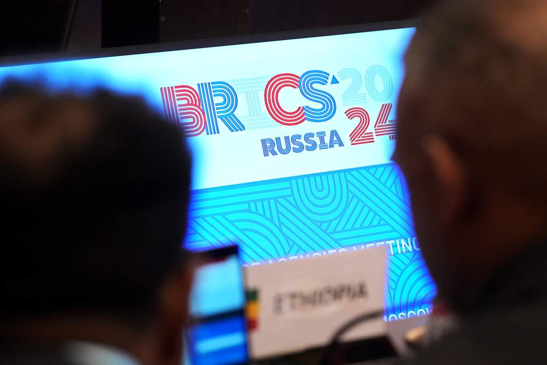 Надпись «BRICS Russia 2024» на встрече глав космических агентств стран - участниц БРИКС
