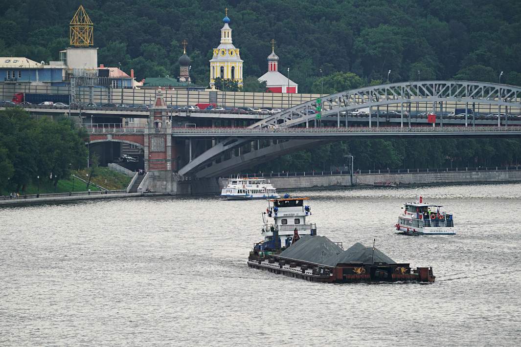 Москва сухогруз плывет по реке