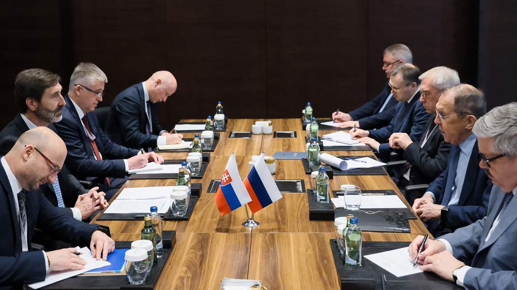 Министр иностранных дел России Сергей Лавров и глава МИД Словакии Юрай Бланар на встрече в рамках участия в Анталийском дипломатическом форуме. 2 марта 2024 года