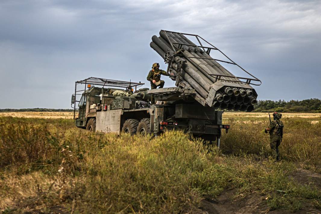 Расчет РСЗО «Ураган» 17-й гвардейской артиллерийской бригады 3 армейского корпуса на тренировке в зоне проведения специальной военной операции