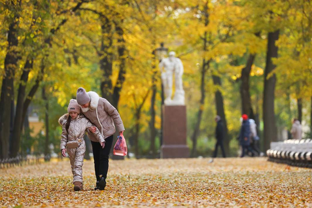 Женщина с ребенком во время прогулки в Александровском саду Сантк-Петербурга