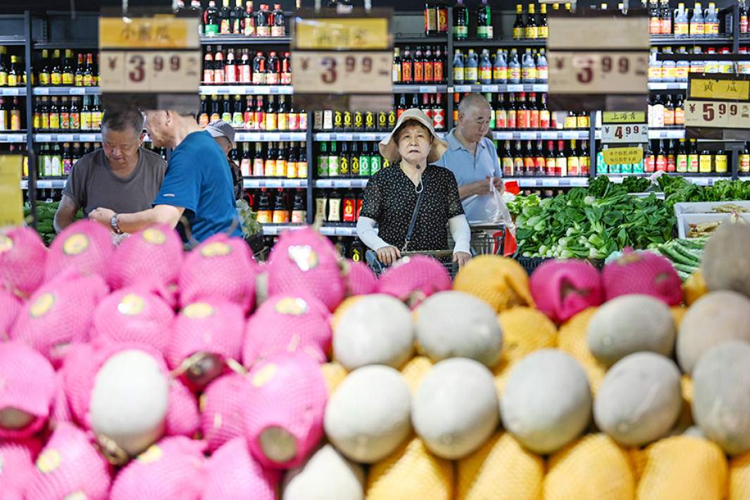 китай, люди в магазине выбирают продукты