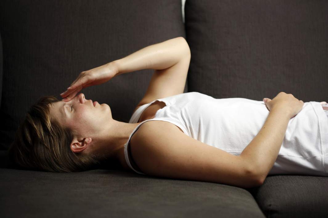 Женщина с головной болью