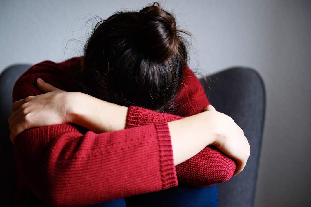 Девушка грустит