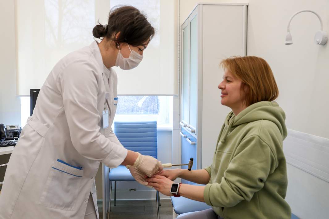 Женщина на приеме у невропатолога