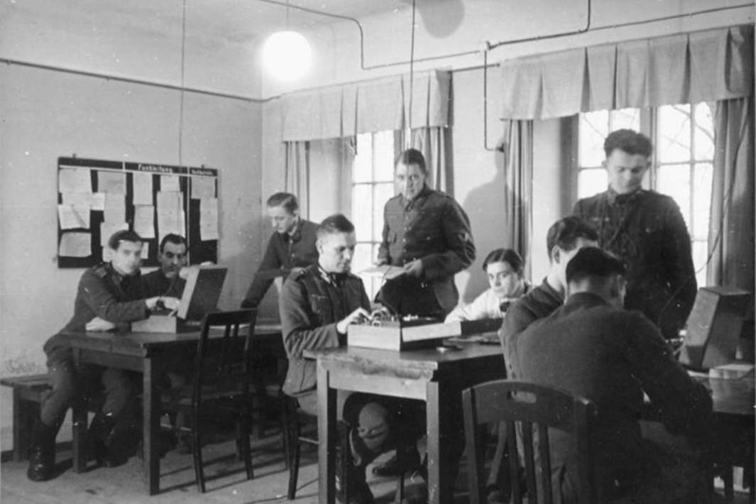 Солдаты секретной службы радиосвязи Верховного командования вермахта за работой на шифровальной машине абвера Энигма. 1939 год