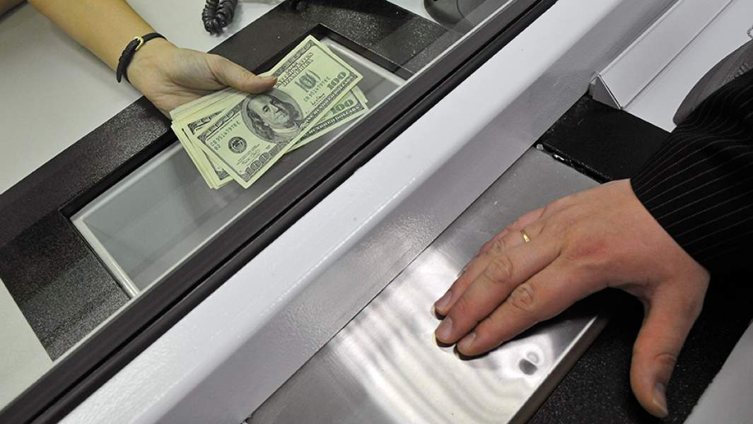 Обмен валюты в банковской кассе