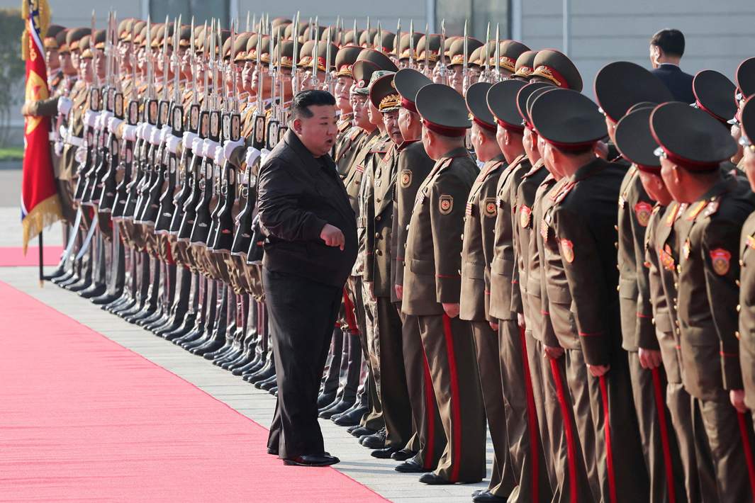 Председатель государственных дел Корейской Народно-Демократической Республики Ким Чен Ын во время посещения штаба 2-го корпуса армии КНДР