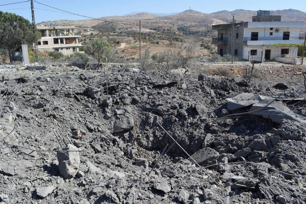 Место, поврежденное в результате израильского удара в Йохморе, в ливанской долине Бекаа