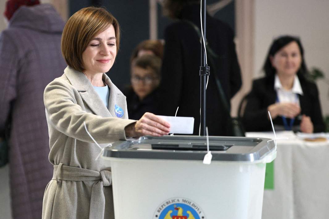 Действующий президент Молдавии Майя Санду во время голосования во втором туре президентских выборов на избирательном участке в Кишиневе
