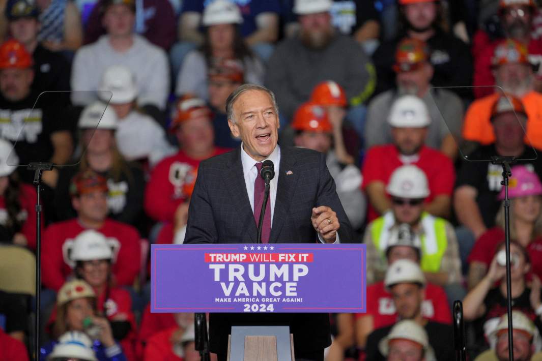 Майк Помпео выступает на предвыборном митинге кандидата в президенты от Республиканской партии и бывшего президента США Дональда Трампа в Питтсбурге, штат Пенсильвания. 4 ноября 2024 года